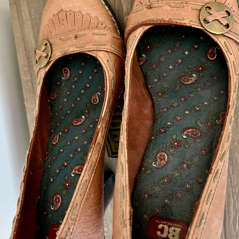 BC leather heels with interesting details. - Picture 4 of 6